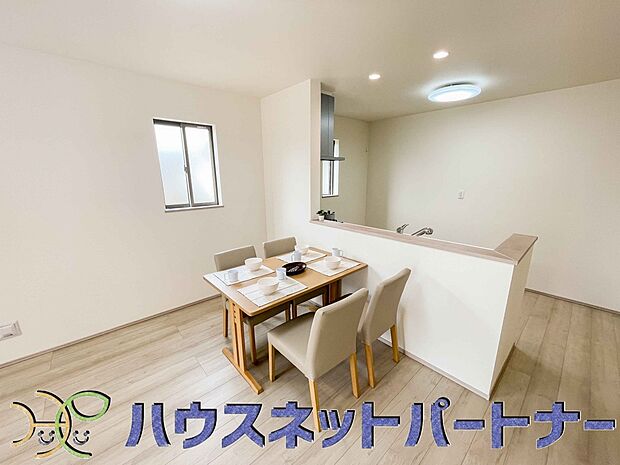 カウンターがあると配膳が楽なことがメリットの一つ。後片付けをするときも、ダイニングテーブルからあまり動かずに流し台へ運ぶことができるので便利です♪