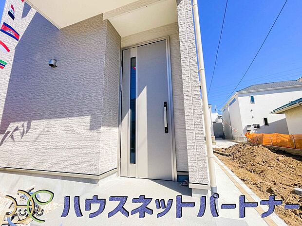 玄関の扉を開けるとそこは家族の待つお家。笑い声が聞こえてきそう。