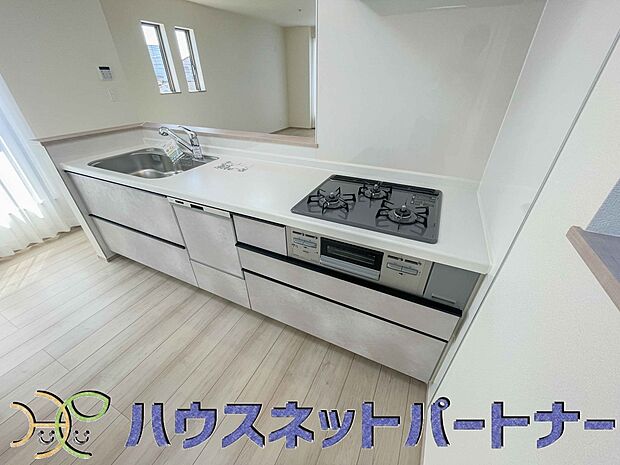 三口コンロで料理の幅を拡げてくれる使いやすいシステムキッチンを採用。洗い場も大きいので野菜や食器を洗ったりする際にも捗り、奥様の強い味方となってくれるはずです。