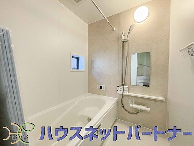 全身浴と半身浴ができる高い機能性と、満水容量を削減して水道・光熱費を節約しました。デザインとエコ性能を両立させた、これからのスタンダード浴槽です。