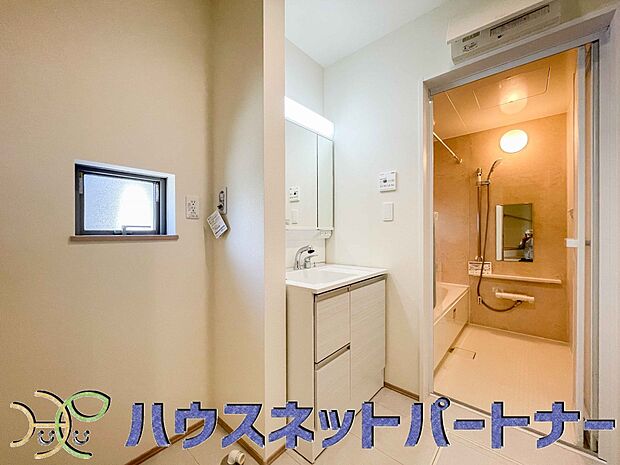 十分な大きさの洗面台は、身だしなみチェックや歯磨きなど、朝の慌ただしい時間でもホテルライクなスペースで余裕とゆとりを感じて頂けます。