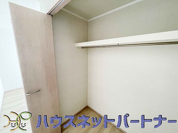 壁面クローゼットのメリットは、衣類が横一列に並ぶためひと目で洋服が選びやすいこと。衣類をたくさんお持ちの方も、限られたスペース内に無理なく収納することができます。