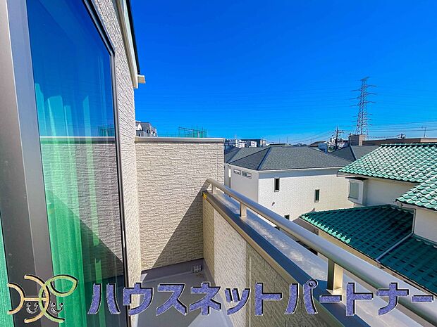 朝の澄んだ空気や、夕方に吹く清々しい風を五感で感じられるバルコニー。住まいの中で屋外にあって、本当の自然を感じられるスペースです。