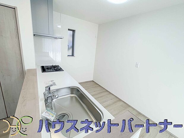 人工大理石のワークトップやシンクは、水を流しただけできれいになったように見えます。白いキッチンは明るく清潔感があり、とっても素敵です。