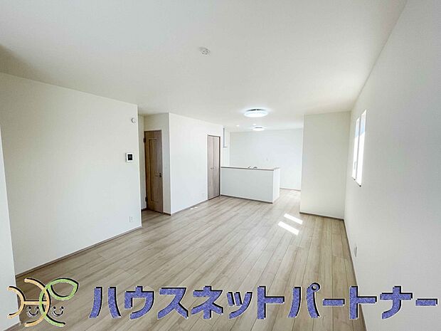 リビングは、食事スペースと寛げる場所設けてもまだ余裕の広さ。明るい光が照らしてくれます。