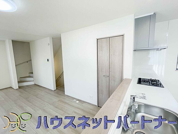 家族の様子を見ながらキッチンでお料理。一日の出来事を会話しながらの家事は嬉しいコミュニケーション。