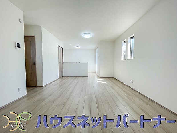 明るく開放的なダイニング。家族とのコミュニケーションが取りやすく、みんなの笑顔が溢れます