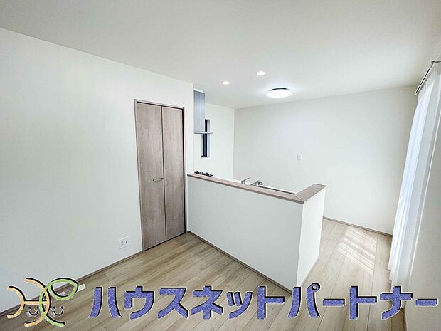 忙しい朝でも家族揃って食事をして頂ける、ゆとりある大きさのダイニングスペース。奥様の手料理をカウンター越しに受けとって頂き、テーブルで囲む素敵な時間を存分にお愉しみ下さい。