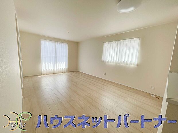太陽の光が照らす明るいリビングは、開放感があり通風・採光に優れ、心地よい光と風が舞い込んできます。心休まるリビングは何よりも快適な時間を過ごせます。