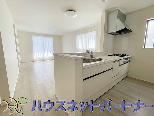 家族の様子を見ながらキッチンでお料理。一日の出来事を会話しながらの家事は嬉しいコミュニケーション。