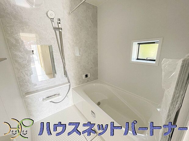 冬場にはヒヤッとしないように暖房機能、梅雨の時期には乾燥等、機能的で清潔感溢れる浴室。快適・清潔な空間で心も体もオフになる時間を楽しむことが可能です。