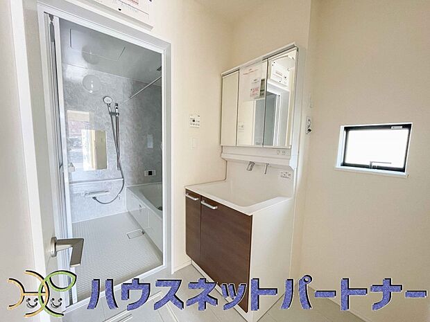 十分な大きさの洗面台は、身だしなみチェックや歯磨きなど、朝の慌ただしい時間でもホテルライクなスペースで余裕とゆとりを感じて頂けます。