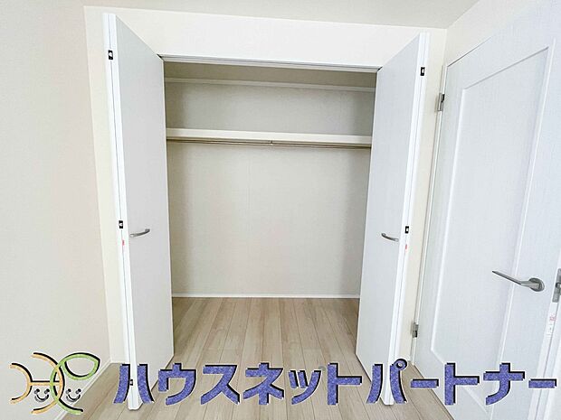 壁面クローゼットのメリットは、衣類が横一列に並ぶためひと目で洋服が選びやすいこと。衣類をたくさんお持ちの方も、限られたスペース内に無理なく収納することができます。
