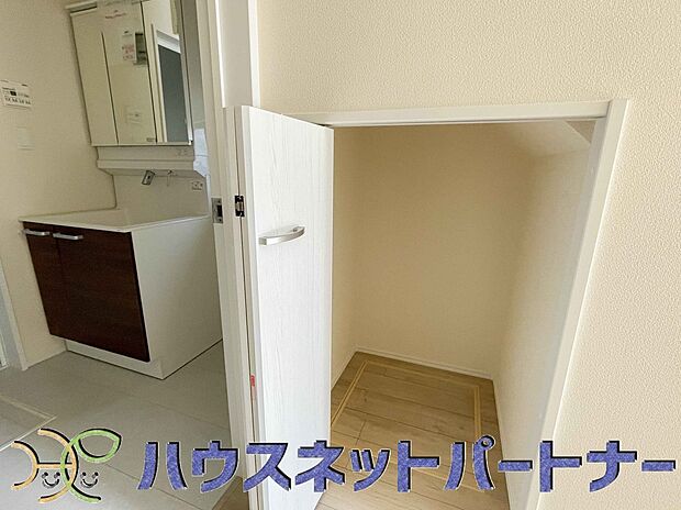 家族の小物って意外と増えていくので、収納が多いと助かります。