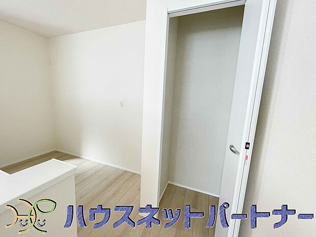 パントリー(食料庫)常温保存できるパン、お米、調味料、缶詰など、日常的に使うものや未開封の食品の収納にぴったり。棚にものを並べて収納すれば、何が足りないのかひと目で確認できます。