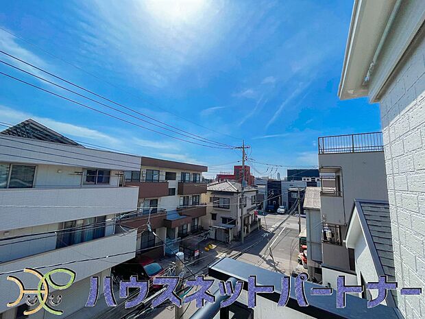 周辺は高い建物が無く、解放感が感じられます。