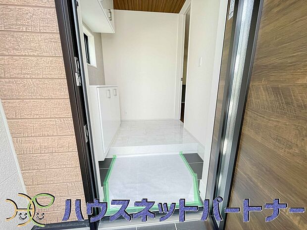 玄関の扉を開けるとそこは家族の待つお家。笑い声が聞こえてきそう。