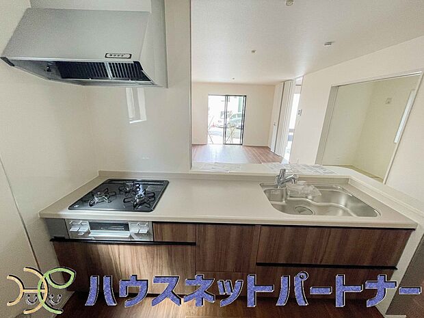 家族の様子を見ながらキッチンでお料理。一日の出来事を会話しながらの家事は嬉しいコミュニケーション。