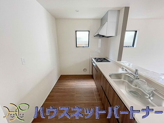 カウンターキッチンは広くて収納力もあるので、快適に料理をすることができます。食器や炊事用具を手の届くところに配置しやすいため調理もスピーディーです。