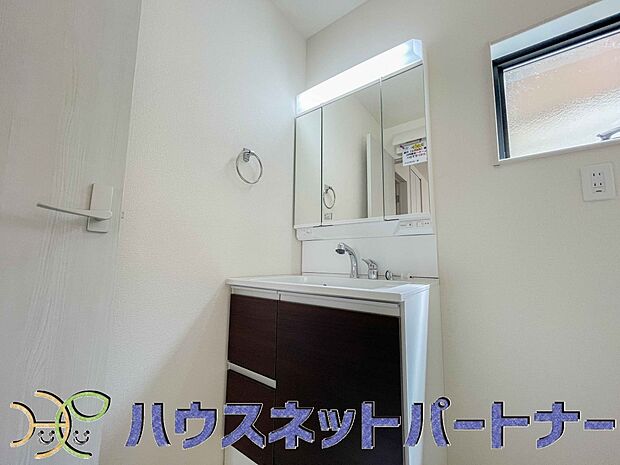 十分な大きさの洗面台は、身だしなみチェックや歯磨きなど、朝の慌ただしい時間でもホテルライクなスペースで余裕とゆとりを感じて頂けます。