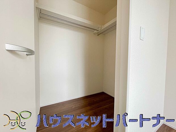 たくさんの洋服をかけてもシワになりにくいウォークインクローゼット。洋服以外にも、普段使わない家電やスーツケース、ストック品など何でも片付く嬉しい空間です。