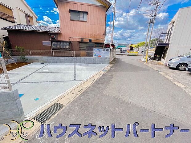 前面道路でお車を駐車するのも楽々。