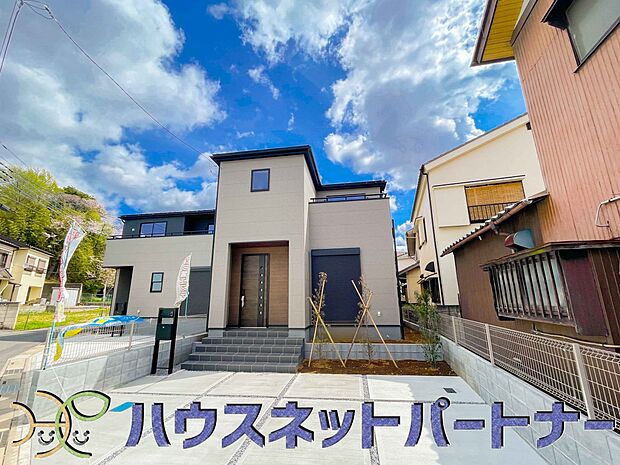 堂々たる趣ながら、主張し過ぎずどこか余裕を感じさせるシャープなフォルムで佇む邸宅は、晴天の空と照らし合わせる事で、本来あるべき完成形の姿を見せてくれます。