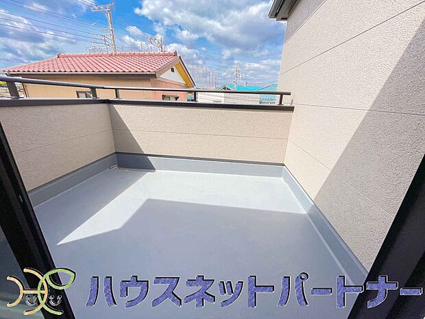 青い空が近くに感じるバルコニーは、爽やかな風をお部屋へ運んでくれます。