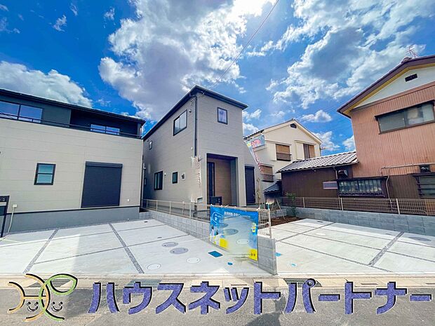 ゆったりとした駐車スペースを確保いたしましたので、大きめのお車でも駐車可能です。自転車やバイクなど、ゆとりのある敷地で置き場所に困ることはないでしょう。