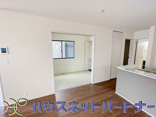 リビングは、食事スペースと寛げる場所設けてもまだ余裕の広さ。明るい光が照らしてくれます。