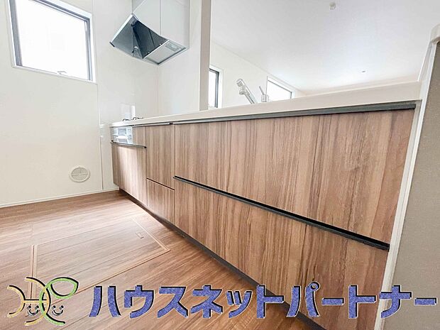 木目調のキッチンは落ち着いた雰囲気で収納もたくさん。嬉しい食洗器付です。汚れも目立ちません。