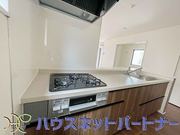 三口コンロで料理の幅を拡げてくれる使いやすいシステムキッチンを採用。洗い場も大きいので野菜や食器を洗ったりする際にも捗り、奥様の強い味方となってくれるはずです。