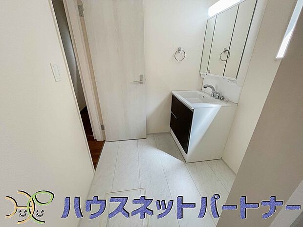 毎日使う洗濯機。しっかりと奥行きのある置き場が確保されています。