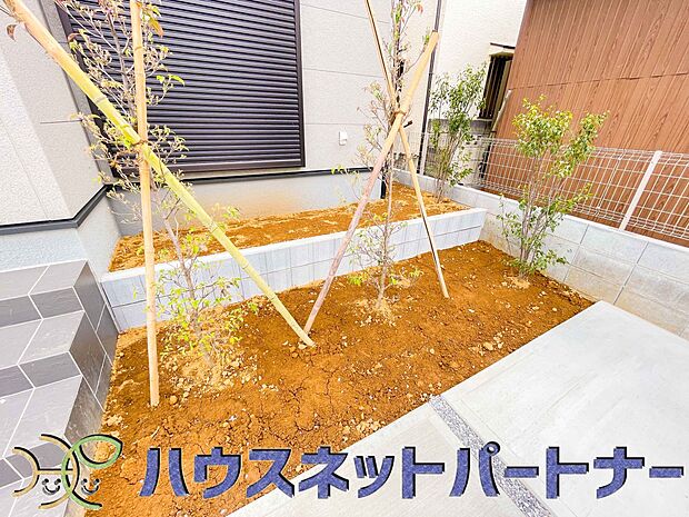 自宅に土いじりが出来るスペースって本当にいいですよね。季節のお花を植えてみては如何ですか。