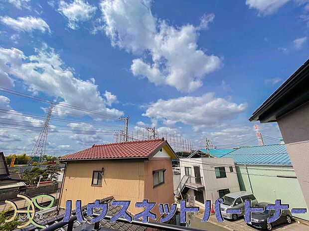 周辺は高い建物が無く、解放感が感じられます。
