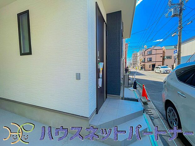玄関の扉を開けると家族の待つお家。幸せを感じる瞬間です。