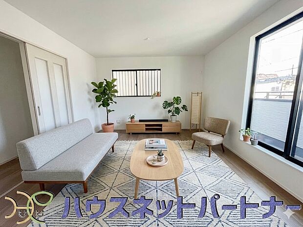 整然とした空間演出、快適な理想の暮らしの実現は家のみの拘りではなく、そこで暮らす方々にとって素敵な環境であることも挙げられると思います。四季折々の変化が奏でる鼓動を楽しんで下さい。（家具はイメージです