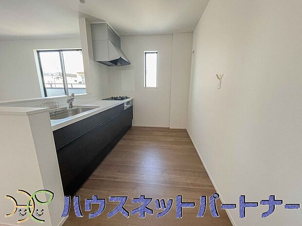 木目調のキッチンは落ち着いた雰囲気で収納もたくさん。嬉しい食洗器付です。汚れも目立ちません。