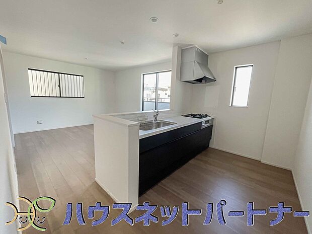 カウンターキッチンは広くて収納力もあるので、快適に料理をすることができます。食器や炊事用具を手の届くところに配置しやすいため調理もスピーディーです。