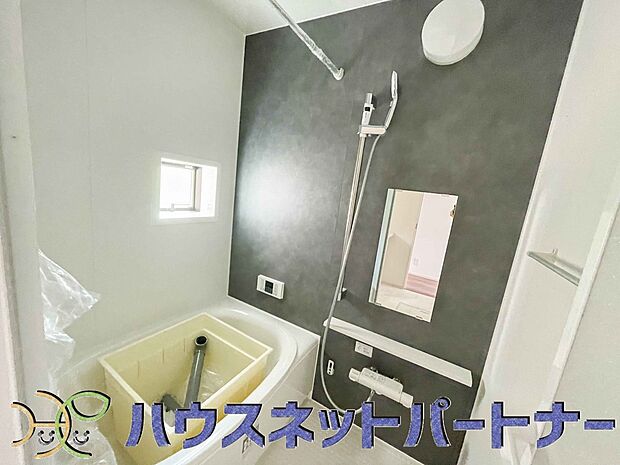 冬場にはヒヤッとしないように暖房機能、梅雨の時期には乾燥等、機能的で清潔感溢れる浴室。快適・清潔な空間で心も体もオフになる時間を楽しむことが可能です。