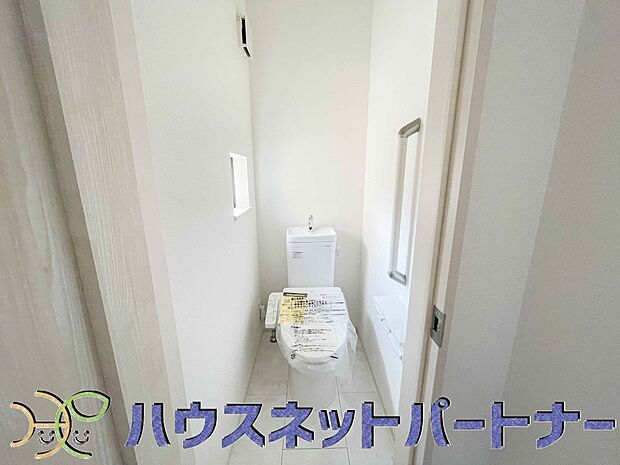 小窓を設置する事により明るく、通気性の良いトイレとなっております。中はゆとりのある大きさを確保しておりますので、ゆったりとお使い頂けます。 