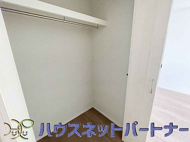 多くの人がお困りの住まいの収納。壁面クローゼットがあればタンスを置く必要がなく、出っ張りのないスッキリ空間を維持できます。限られたスペースを有効に活用できそう。