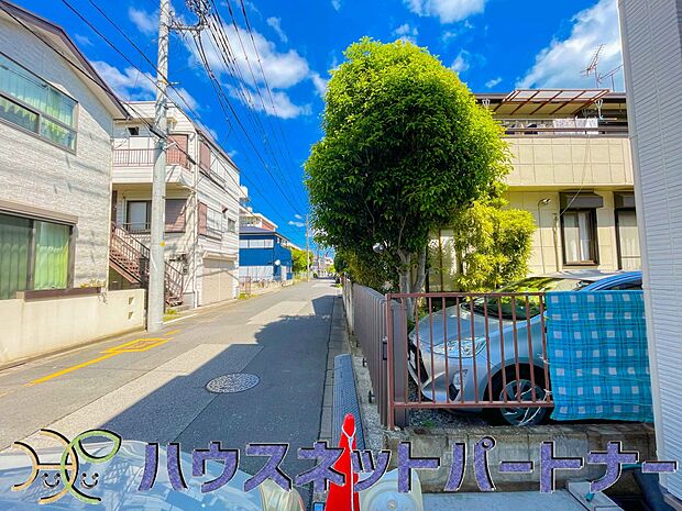 前面道路でお車を駐車するのも楽々。