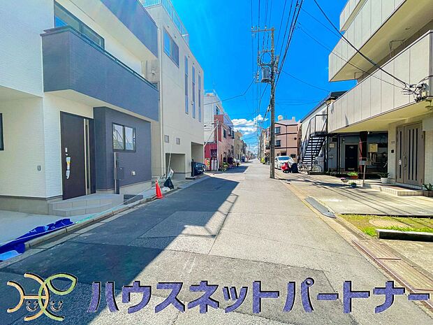 前面道路の日当たりの良い明るいお家。