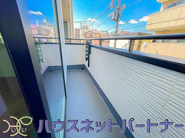 青い空が近くに感じるバルコニーは、爽やかな風をお部屋へ運んでくれます。