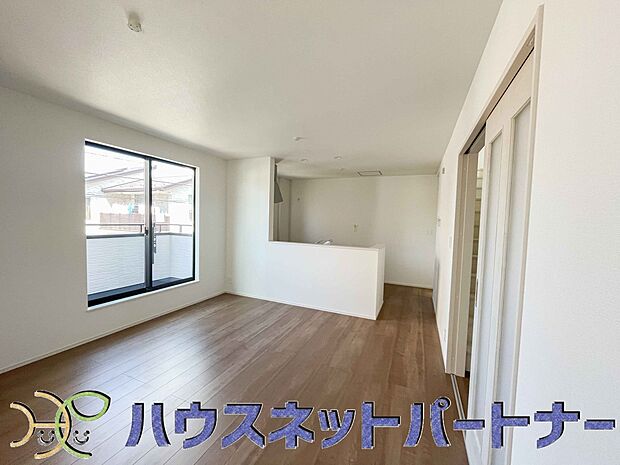 リビングは、食事スペースと寛げる場所設けてもまだ余裕の広さ。明るい光が照らしてくれます。