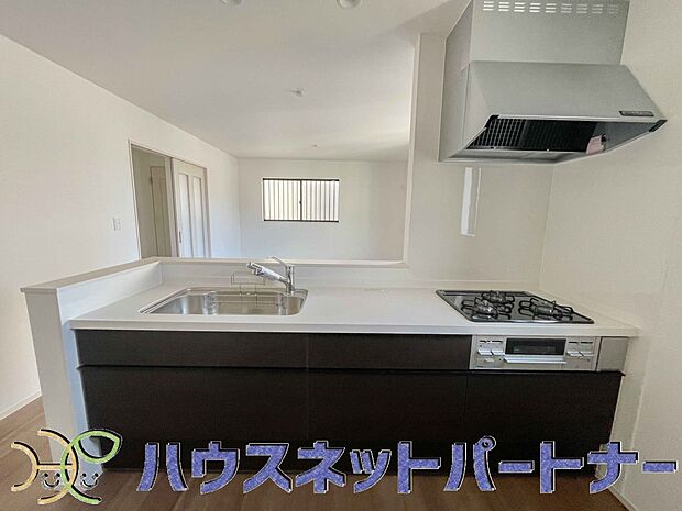 キッチン吊戸棚を無くす事によって、コミュニケーションを重視した設計に致しました。区画によって変わる一体感を、実際にご覧になって頂けましたらと思います。 