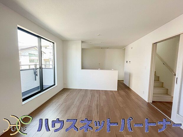 お料理できたらカウンターから手渡しができます。家族で会話をしながらお料理を楽しく。