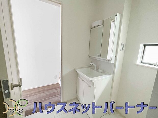 広い脱衣所、洗面台も大きなサイズを設置。建売では見ない広さと解放感。