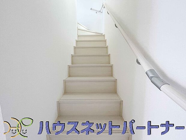 手すりがないと階段の昇り降りで危険なことはもちろん、壁に手をつきながら歩くことで壁紙が汚れやすくなります。すべての方に安心して昇り降りしていただくため、手すりを設置しました。